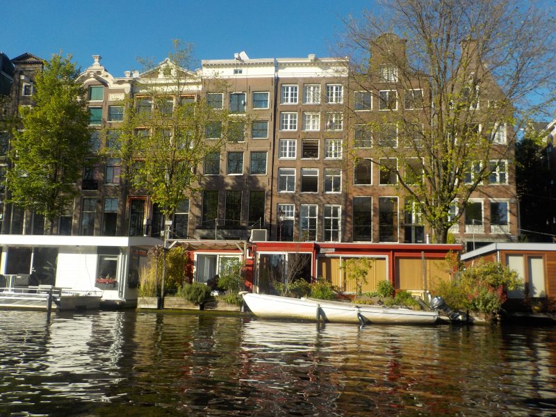 The waterways are so well maintained in a major city with so many house boats located all along the canals.