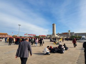 Many groups throughout China travel to Tienanmen Square every day. 